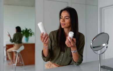 Mujer empresaria eligiendo el producto de belleza que que va a maquilar