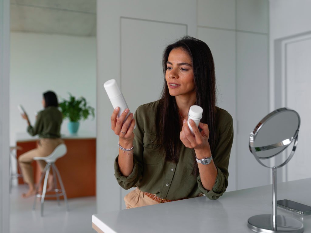 Mujer empresaria eligiendo el producto de belleza que que va a maquilar