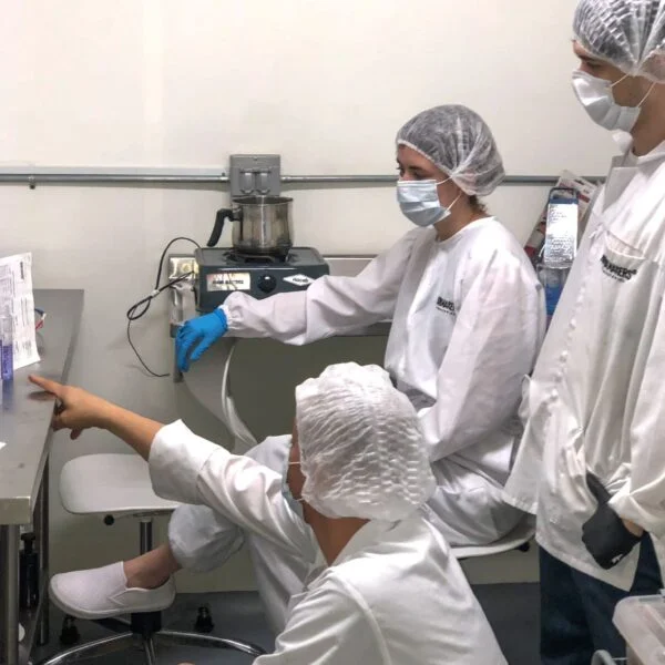 Laboratorio cosmético de Nova Makers Colombia
