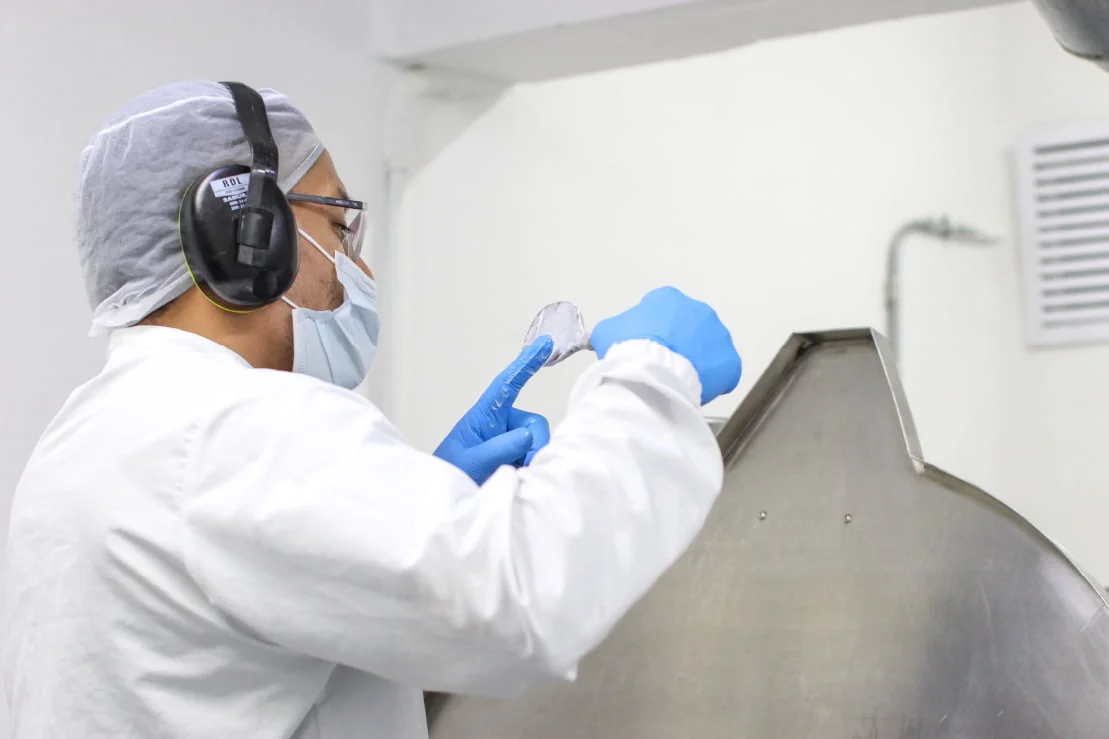 Ingeniero químico de Nova Makers maquila de productos cosméticos