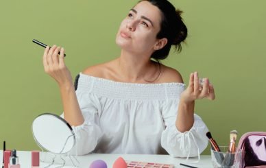 Mujer sentada con sus cosméticos pensando en que maquila elegir