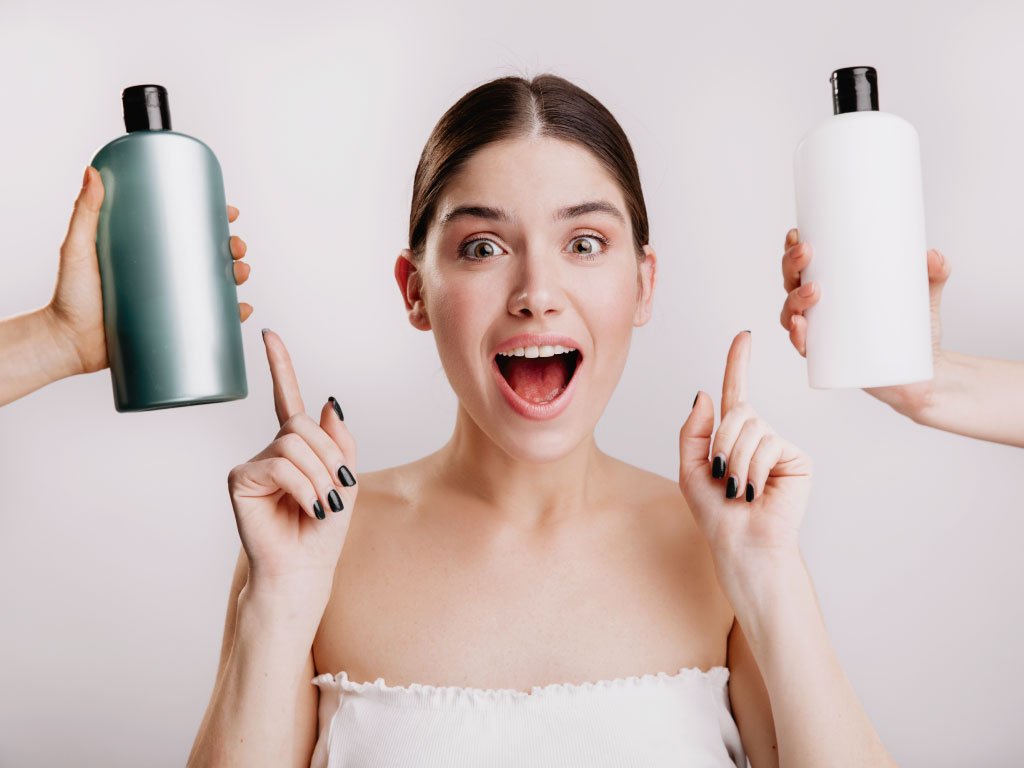 Mujer en toalla eligiendo entre dos productos de belleza