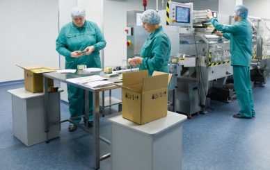 empleados-trabajando-en-una-empresa-de-maquila