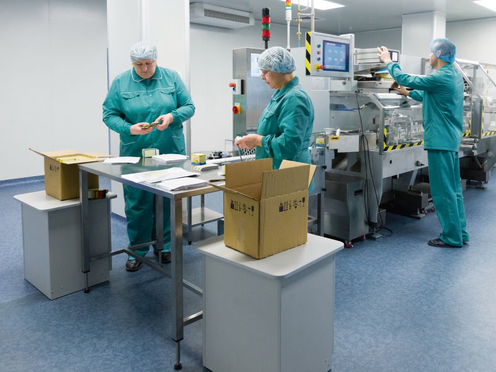 empleados-trabajando-en-una-empresa-de-maquila